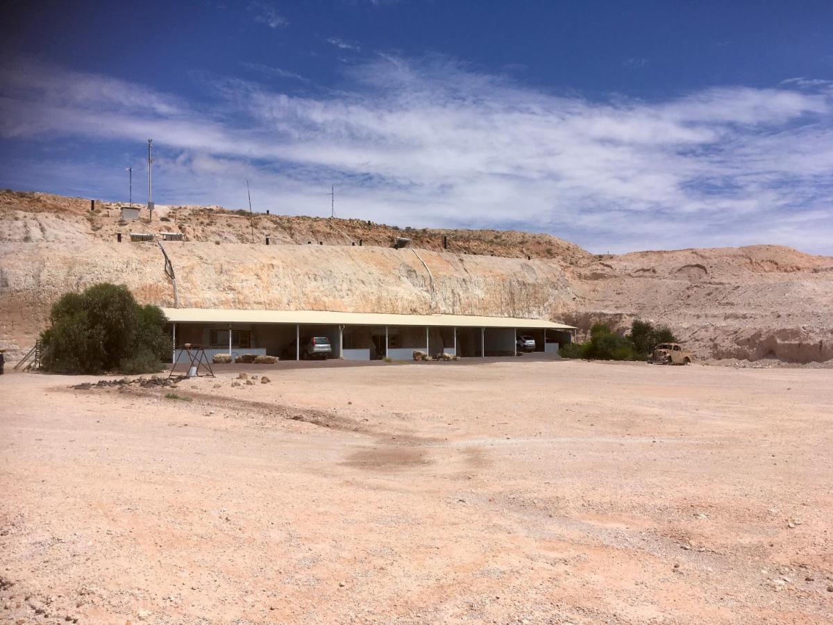 Dug Out B&B Coober Pedy Bagian luar foto