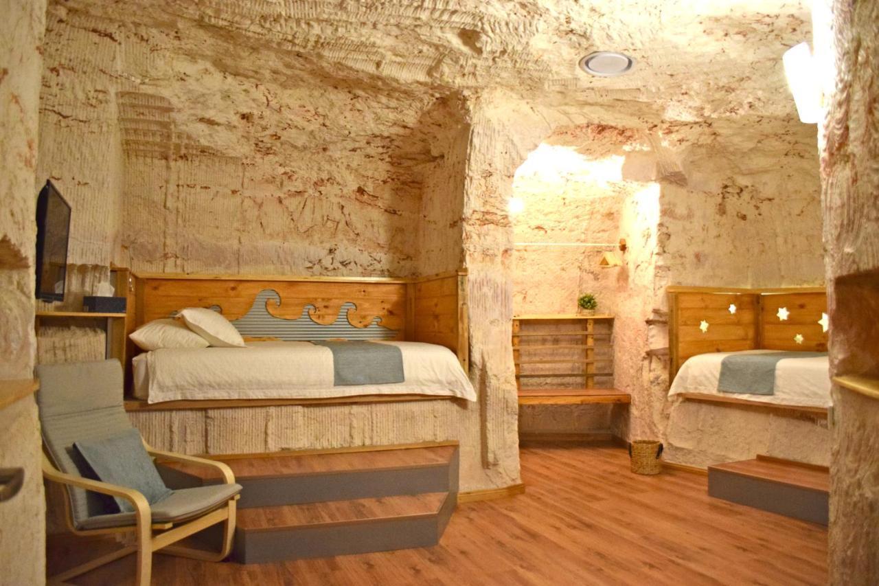 Dug Out B&B Coober Pedy Bagian luar foto