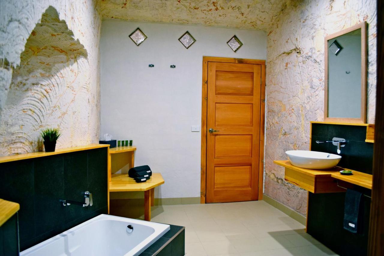 Dug Out B&B Coober Pedy Bagian luar foto